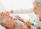 老人肺炎症状表现是什么 诱发老人肺炎出现的因素是什么