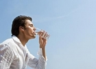 男人性爱前喝杯水 喝水能增强男人的持久力