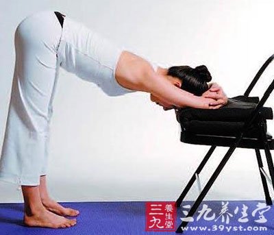 椅子瑜伽动作：站在椅子后方约两步距离，双腿分开与髋同宽，上身向前倾斜