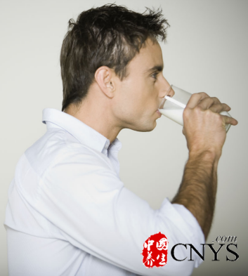 七习惯导致男人肾亏 经常憋尿过度喝饮料