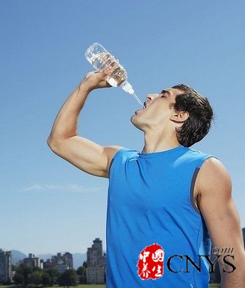 男性晨起喝凉水会致不育