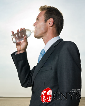 男性晨起喝凉水会致不育