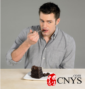 男性吃巧克力好处多 降低血压改善记忆力